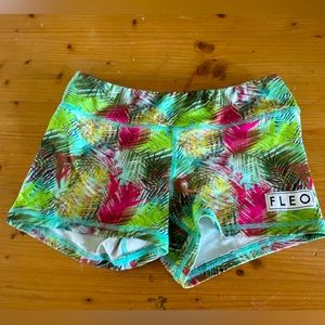 Size small Hawaiian fleos